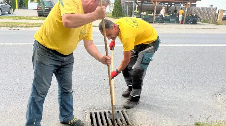 Pilna akcja w Ostrowi przed deszczowym zagrożeniem. Sprawdzono drożność studzienek (zdjęcia)