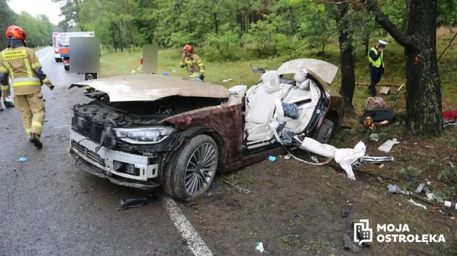 Kto jechał Maybachem, który rozbił się na drzewie na trasie Ostrów Maz. - Różan? (zdjęcia, wideo)