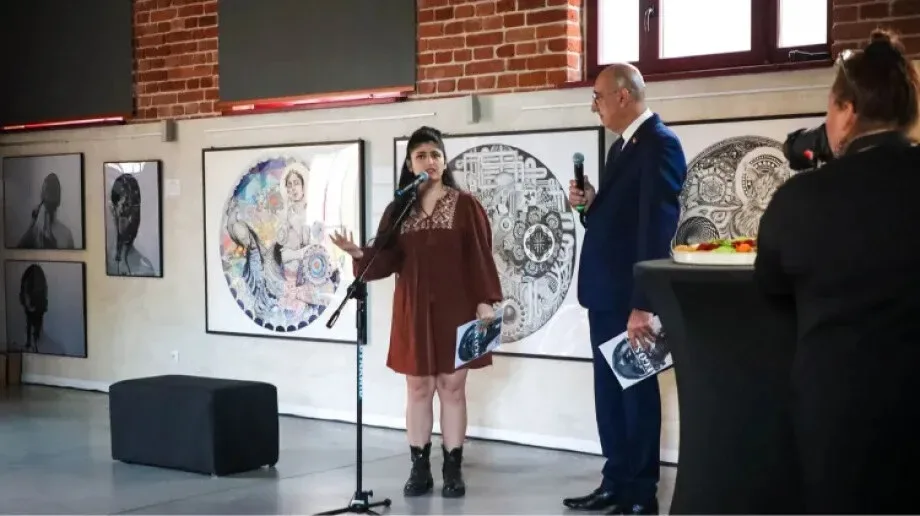 Sztuka kobiet z Kurdystanu w Ostrowi Mazowieckiej. Wernisaż wystawy 'EGO SUM' (zdjęcia)