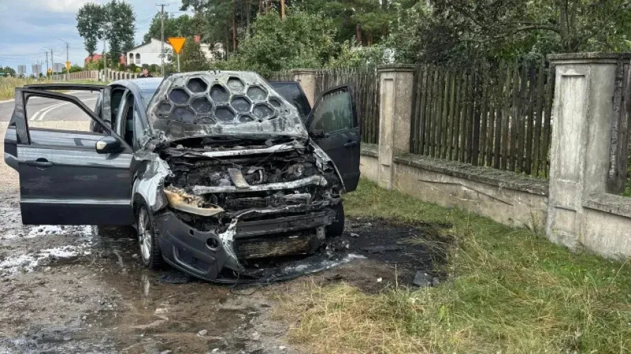 Pożar auta w Szulborzu Wielkim. Szybka akcja strażaków