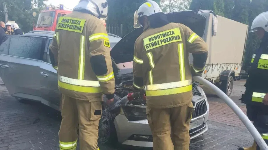 Pożar auta w Wąsewie. Na miejscu cztery jednostki straży i policja