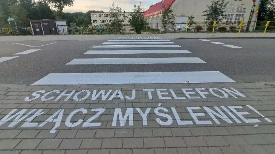 Bezpieczniej przy szkołach. Specjalne oznakowania na przejściach dla pieszych