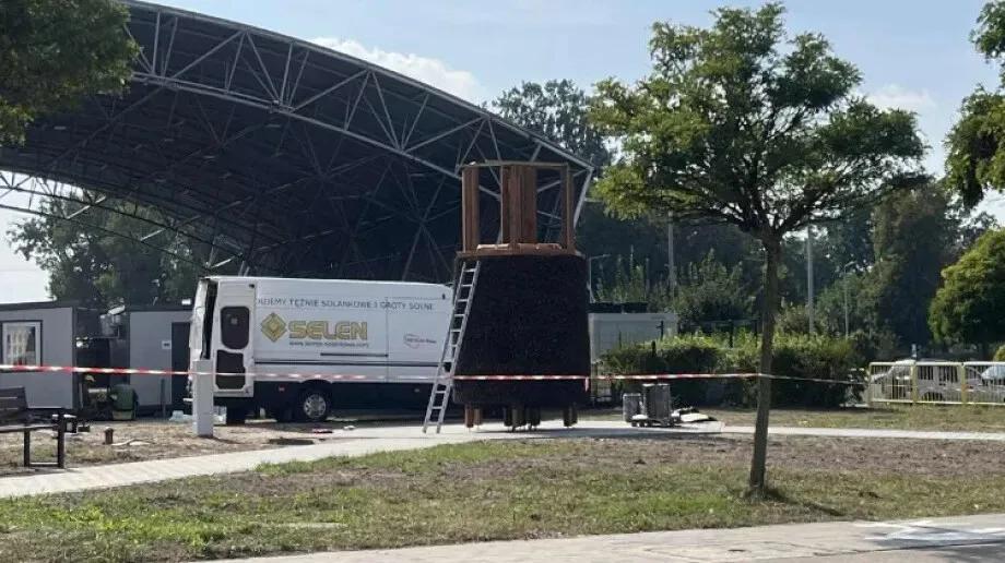 Tężnia solankowa coraz bliżej. Montaż tarniny już trwa