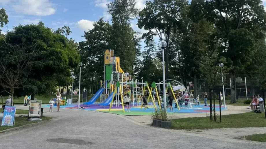 Plac zabaw przy Różańskiej odebrany. 7-metrowy kolos tętni życiem