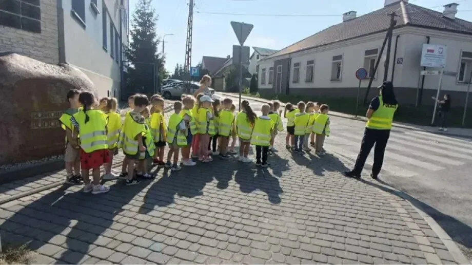 Przedszkolaki odwiedziły policjantów. Była nauka, film i radiowóz od środka (zdjęcia)