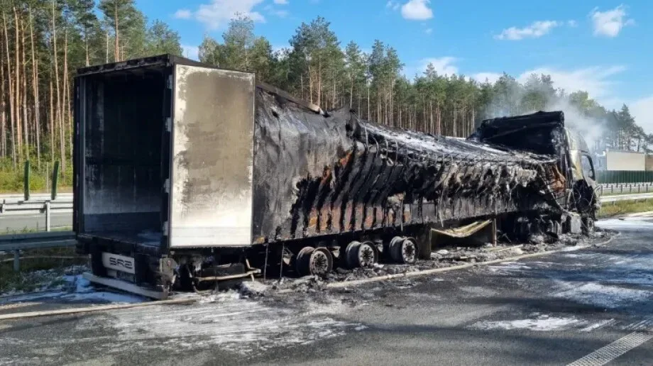 Ciężarówka stanęła w ogniu na ekspresówce! Ruch skierowano objazdem (aktualizacja)