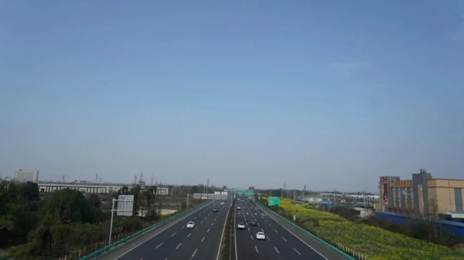 Przewodnik po systemie e-TOLL w Polsce - co powinieneś wiedzieć przed podróżą?