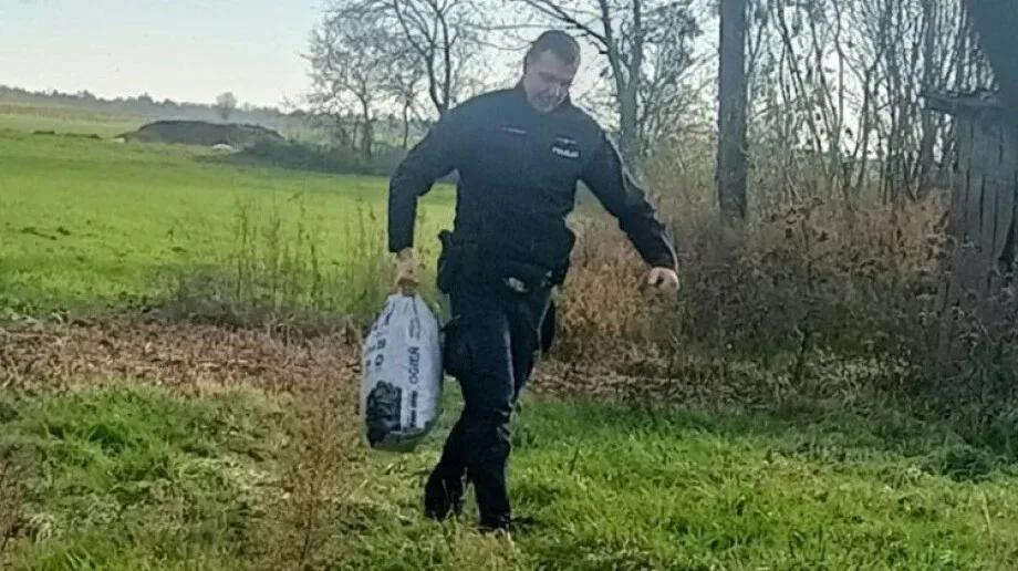 68-latka bez opału w chłodną noc. Policjant z Nura ruszył na ratunek