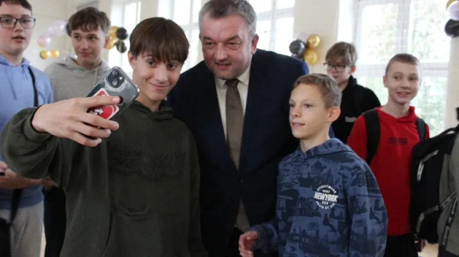 O stan miejskich inwestycji, o restaurację McDonald's, o ulubioną drużynę... - młodzież pyta, burmistrz odpowiada