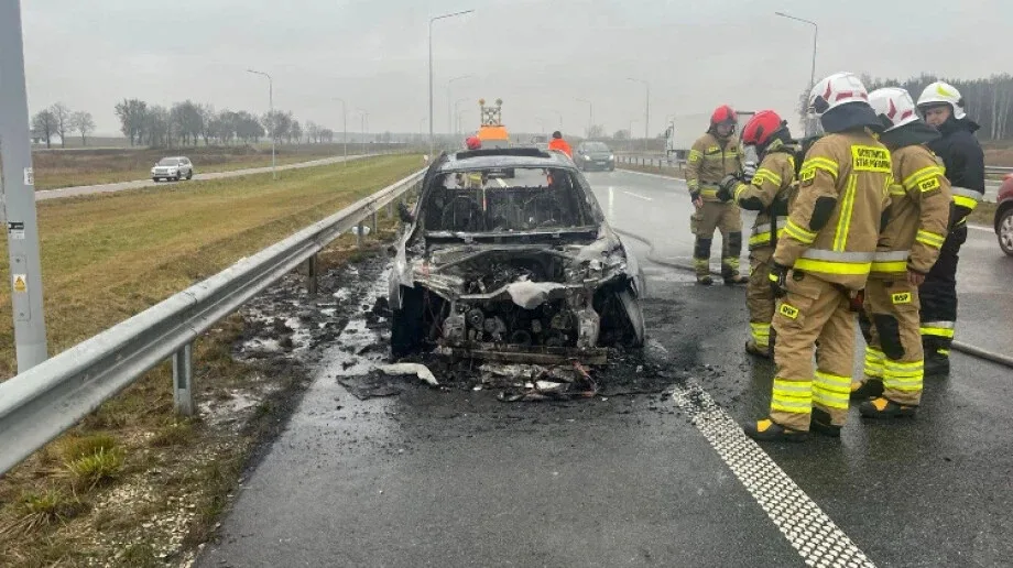 Pożar auta na drodze S61 w pobliżu Sulęcina Włościańskiego (zdjęcia)