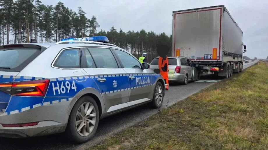 Zderzenie ciężarówki i samochodu osobowego na trasie S8. Kierowca trafił do szpitala