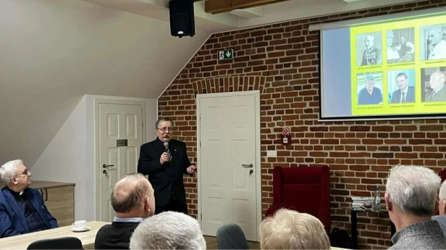 Rozmawiali o bohaterach i pomnikach! Tak było na spotkaniu w MBP w Ostrowi Mazowieckiej (zdjęcia)