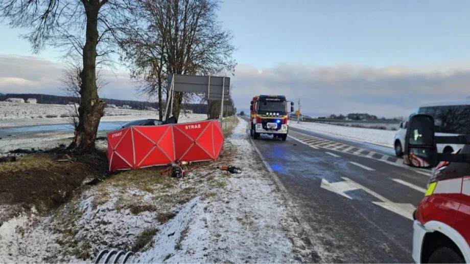 Tragiczny wypadek na drodze w kierunku Łomży. Kierowca samochodu zginął na miejscu (zdjęcia)