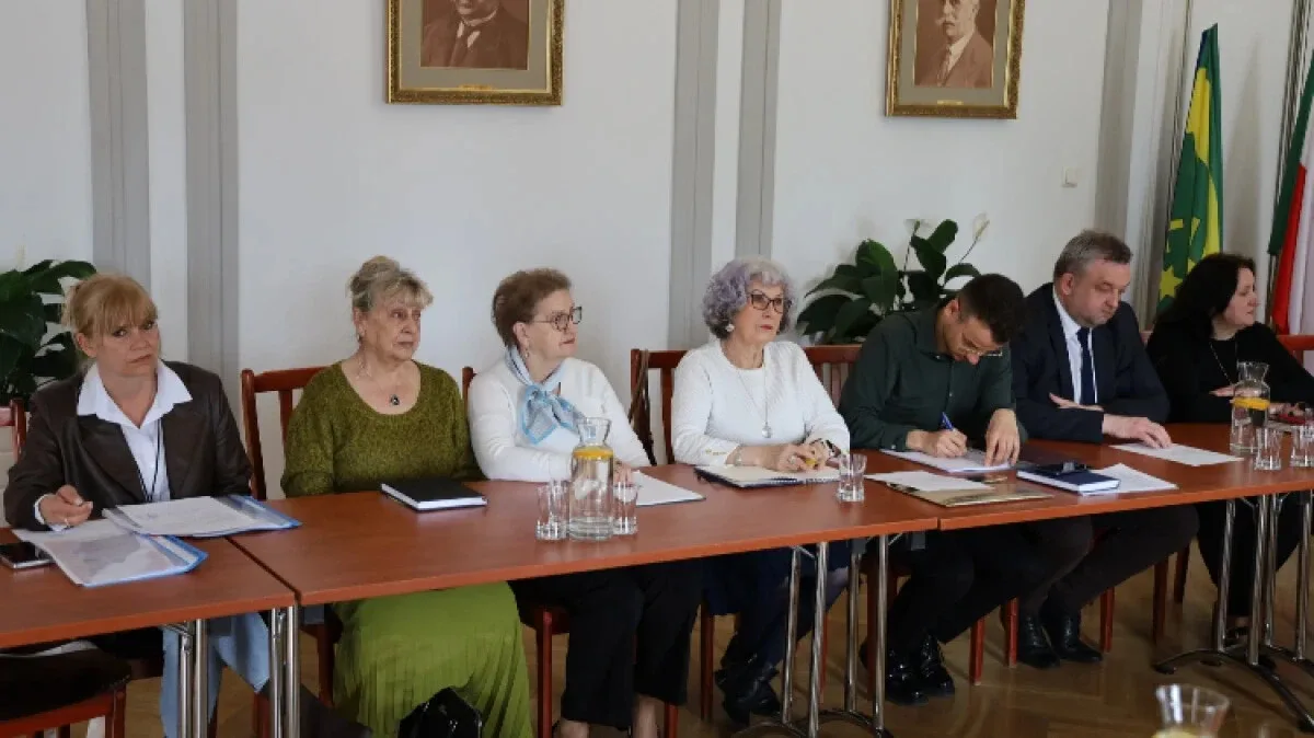 Seniorzy zabrali głos w ważnej sprawie. Chodzi o autobusy i nowy przystanek (zdjęcia)