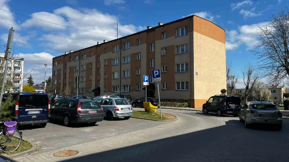 Są samochody, które stoją na tym parkingu tygodniami. Przecież tak nie można! Inni kierowcy też chcą tu parkować, a miejsca mało - irytuje się Czytelnik