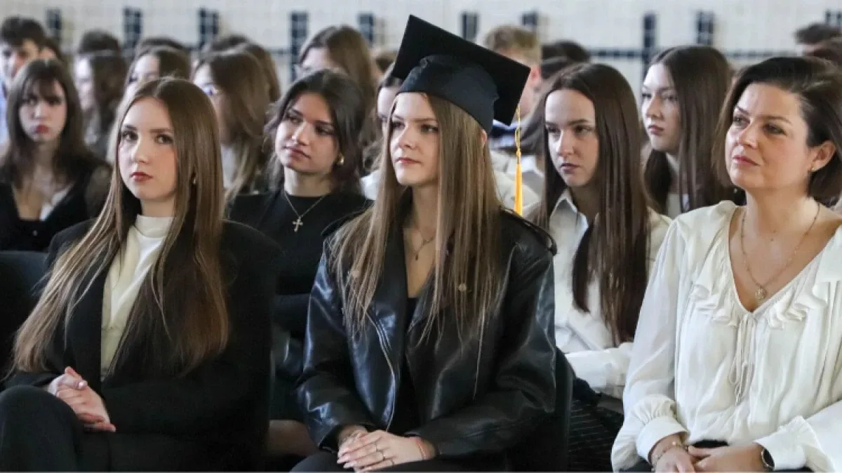 Koniec szkoły, czas na maturę. Uczniowie 'Koperniczka' pożegnali szkolne ławki (zdjęcia, wideo)