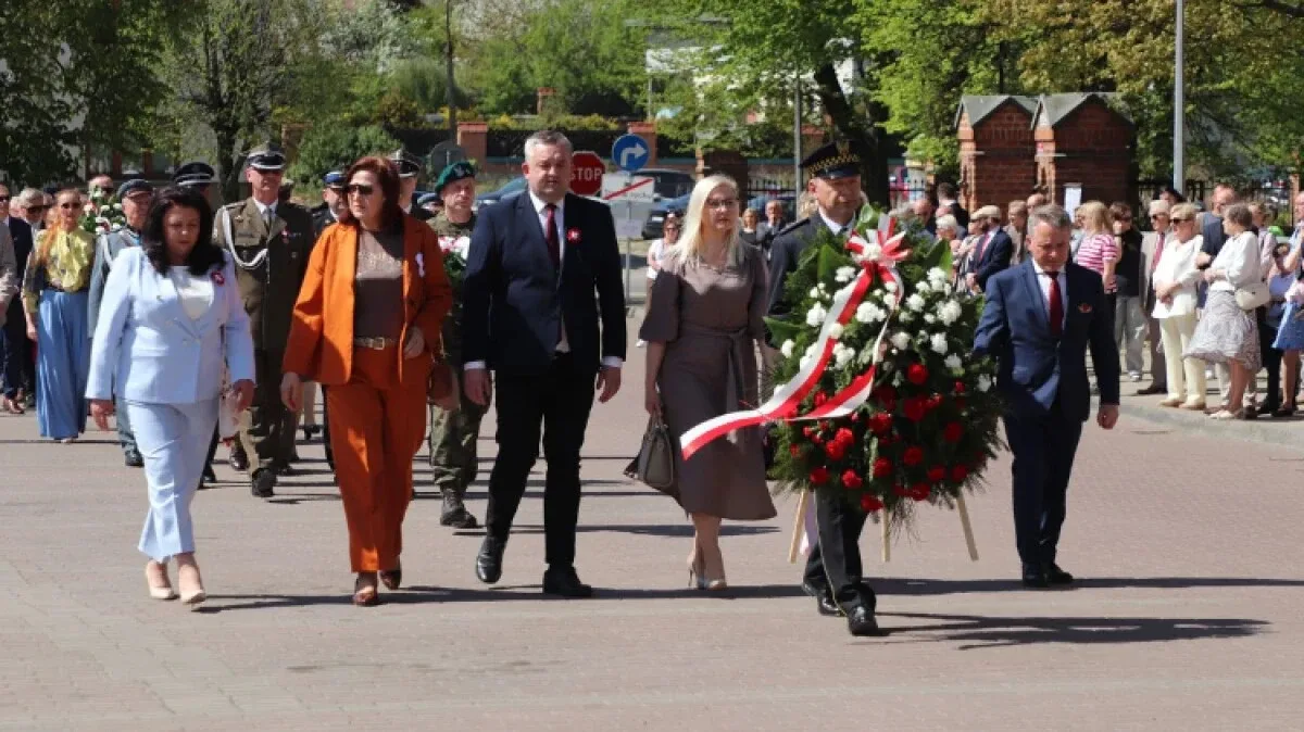 Huk salwy, dźwięk orkiestry i tłumy mieszkańców. Tak Ostrów uczciła Święto Konstytucji 3 Maja (zdjęcia, wideo)
