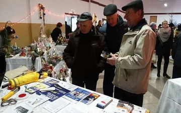 Dzielnicowy na jarmarku bożonarodzeniowym ziemi nurskiej