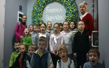 Uczniowie ostrowskiej 'Czwórki' na wycieczce w fabryce bombek (zdjęcia)