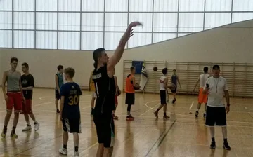Trener LKS Ostrowianka i zawodnik Sokoła na obozie