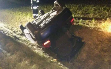 Pies wtargnął na drogę, audi dachowało (zdjęcia)