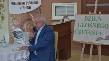 Burmistrz Marek Młyński czytał dzieciom (zdjęcia)