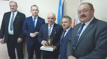 Lech Pawluk ze statuetką 'Drzwi do Wolności'