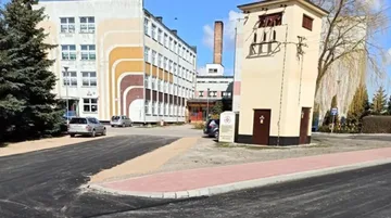 Szkoła w Nurze z nową drogą dojazdową