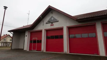 Powalone drzewo uniemożliwiało przejazd na moście