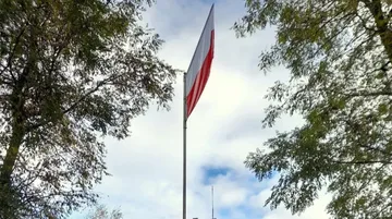 Nowy maszt z flagą stanął na Skwerze Niepodległości w Broku!