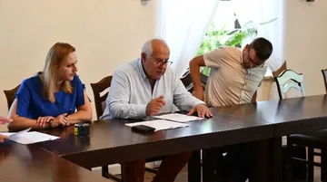 Burmistrz podpisał umowę na budowę kanalizacji