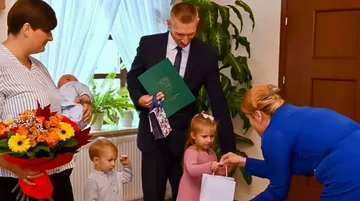 Tata odebrał poród w domu w Broku. Burmistrz złożył gratulacje (zdjęcia)