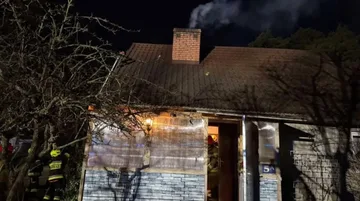 Pożar sadzy w kominie w Broku. Szybka interwencja strażaków