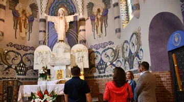 Wnętrze małkińskiego kościoła znów zachwyca. Zakończono konserwację wystroju malarskiego (zdjęcia)