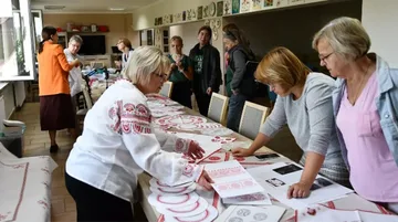 Igła, tiul i tradycja. Mieszkańcy Broku poznali haft kurpiowski (zdjęcia)