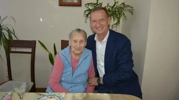 Pani Helena z Przyjm świętowała 100. urodziny! Były kwiaty, tort i życzenia 'dwieście lat' (zdjęcia)