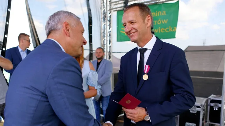 Złoty medal za długoletnią służbę dla wójta Waldemara Brzostka