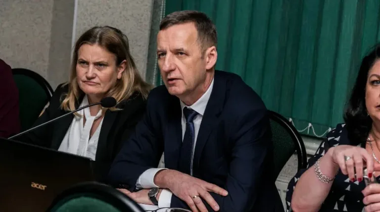 Gmina Ostrów Mazowiecka zbankrutuje? Zamknięto trzy szkoły (zdjęcia, wideo)