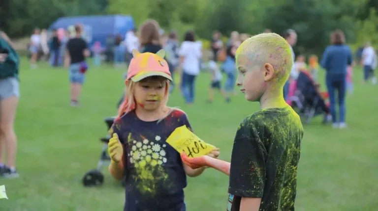 Tak się bawili mieszkańcy Komorowa i okolic na kolorowym festiwalu (zdjęcia) 