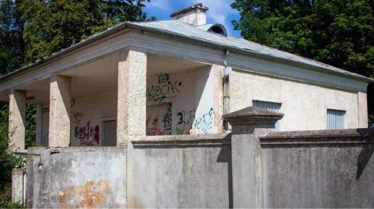 Byłe biuro przepustek w Komorowie zostanie rozbudowane, a w Jelonkach powstanie remiza strażacka (zdjęcia)
