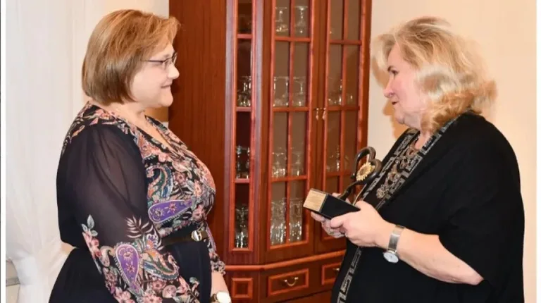 Agnieszka Steć otrzymała statuetkę w 11 edycji konkursu pt. 'Małkińskie serca wolontariatu'