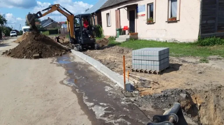 Zakończono kolejny etap budowy sieci wodociągowej i kanalizcyjnej w Zarębach Kościelnych