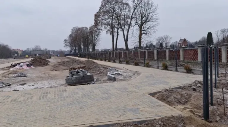 Trwają prace budowlane na cmentarzu komunalnym w Małkini Górnej