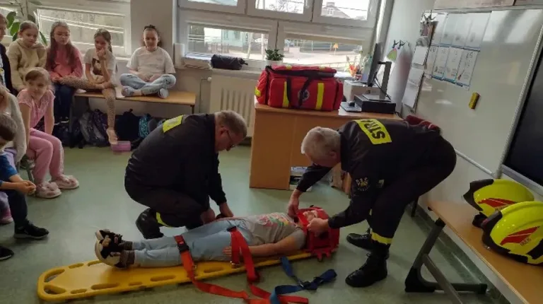 Lekcja pierwszej pomocy dla najmłodszych w gminie Boguty-Pianki (zdjęcia)