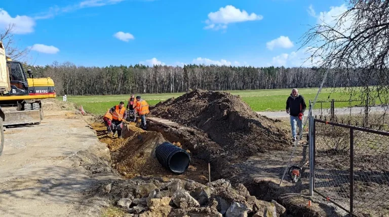 Trwa przebudowa drogi gminnej na terenie wsi Trynosy-Osiedle w gm. Wąsewo