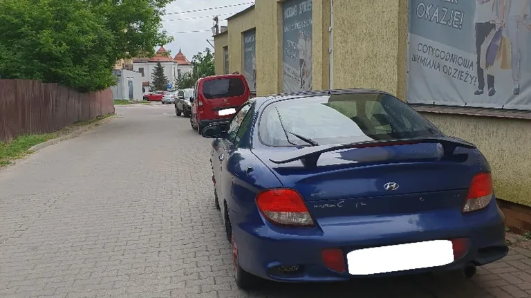 Nie ma chodnika, nie ma świateł, są za to źle zaparkowane auta (zdjęcia)