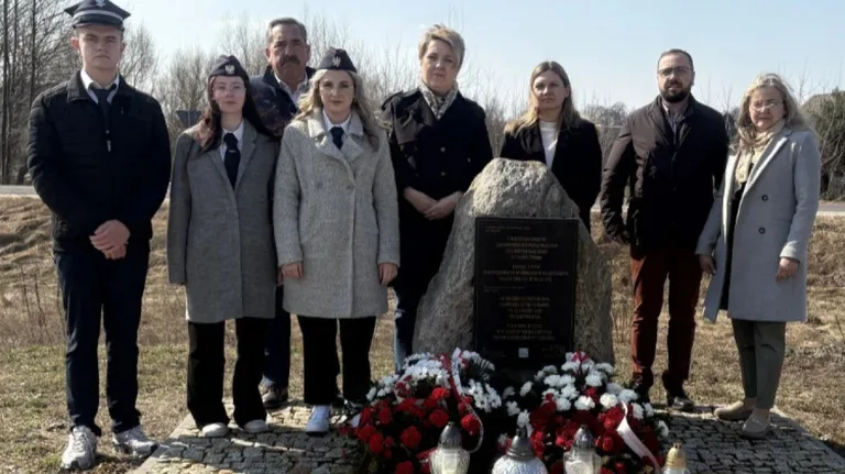 Zapalili znicze pod tablicą upamiętniającą postać Jana Maletki
