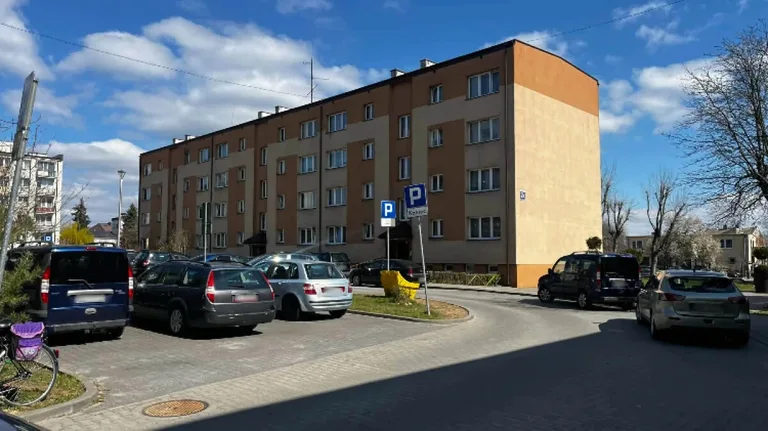 Są samochody, które stoją na tym parkingu tygodniami. Przecież tak nie można! Inni kierowcy też chcą tu parkować, a miejsca mało - irytuje się Czytelnik