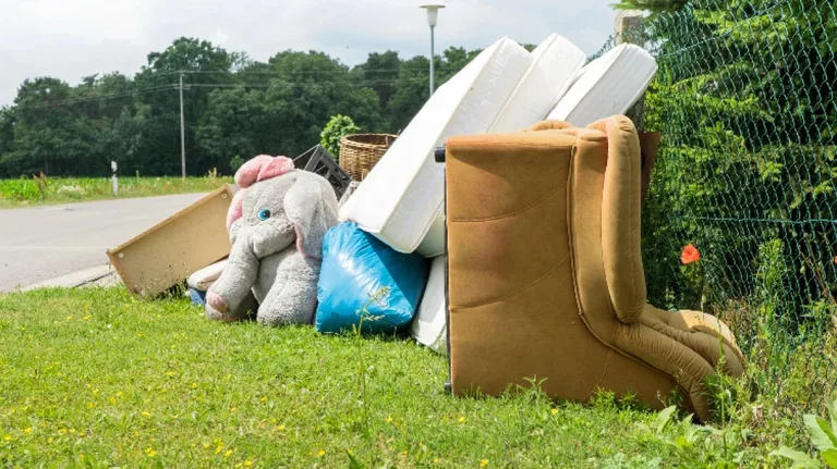 Stare meble, opony, duże zabawki... - wystaw przed dom, zostaną zabrane. Odbiór odpadów wielkogabarytowych w gminie Nur w maju