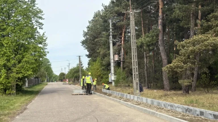 Będzie bezpieczniej dla pieszych. Ruszyły prace przy nowym chodniku w Małkini Dolnej